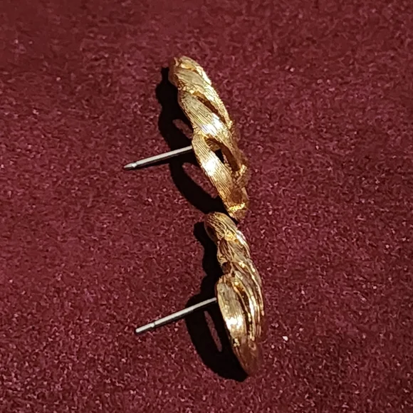 Modern Stud Weave Ribbon Earring - Picture 3 of 3